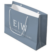 Dusty Blue Minimalistisch Modern Monogram Elegant Große Geschenktüte (Vorderseite Schrägansicht)