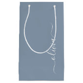 Dusty Blue Minimalistisch Modern Monogram Elegant Kleine Geschenktüte (Vorderseite)