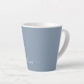 Dusty Blue Minimalistisch Modern Monogram Elegant Milchtasse (Rechte Ecke)