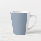 Dusty Blue Minimalistisch Modern Monogram Elegant Milchtasse (Rechts)