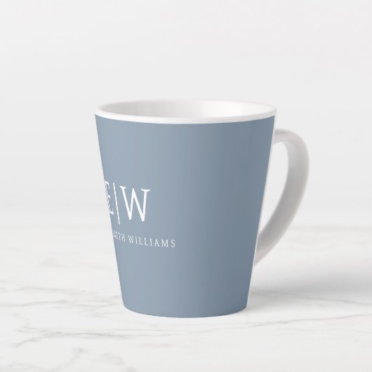 Dusty Blue Minimalistisch Modern Monogram Elegant Milchtasse (Rechte Ecke)