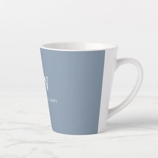 Dusty Blue Minimalistisch Modern Monogram Elegant Milchtasse (Rechts)