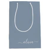 Dusty Blue Minimalistisch Modern Monogram Elegant Mittlere Geschenktüte (Vorderseite)