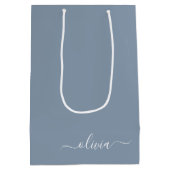 Dusty Blue Minimalistisch Modern Monogram Elegant Mittlere Geschenktüte (Rückseite)