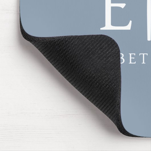 Dusty Blue Minimalistisch Modern Monogram Elegant Mousepad (Ecke)