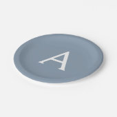 Dusty Blue Minimalistisch Modern Monogram Elegant Pappteller (Schrägansicht)