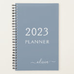 Dusty Blue Minimalistisch Modern Monogram Elegant Planer<br><div class="desc">Einführen in unsere Dusty Blue Minimalistisch Modern Monogram Elegant Collection: Erhöhen Sie Ihren Stil mit schlichter Eleganz und zeitlosem Charme. Unsere Kollektion präsentiert minimalistische Designs in einer beruhigenden, staubblauen Farbe, die durch elegante Monogramme nach Ihrem Geschmack ergänzt wird. Von der edlen Schreibwaren bis hin zum vielseitigen Zubehör - jedes Stück...</div>