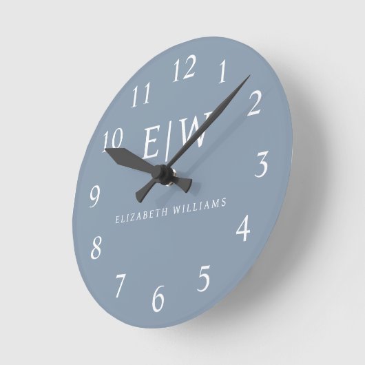 Dusty Blue Minimalistisch Modern Monogram Elegant Runde Wanduhr (Winkel)