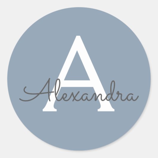 Dusty Blue Minimalistisch Modern Monogram Elegant Runder Aufkleber (Vorderseite)