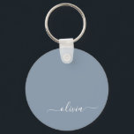 Dusty Blue Minimalistisch Modern Monogram Elegant Schlüsselanhänger<br><div class="desc">Einführen in unsere Dusty Blue Minimalistisch Modern Monogram Elegant Collection: Erhöhen Sie Ihren Stil mit schlichter Eleganz und zeitlosem Charme. Unsere Kollektion präsentiert minimalistische Designs in einer beruhigenden, staubblauen Farbe, die durch elegante Monogramme nach Ihrem Geschmack ergänzt wird. Von der edlen Schreibwaren bis hin zum vielseitigen Zubehör - jedes Stück...</div>