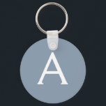 Dusty Blue Minimalistisch Modern Monogram Elegant Schlüsselanhänger<br><div class="desc">Einführen in unsere Dusty Blue Minimalistisch Modern Monogram Elegant Collection: Erhöhen Sie Ihren Stil mit schlichter Eleganz und zeitlosem Charme. Unsere Kollektion präsentiert minimalistische Designs in einer beruhigenden, staubblauen Farbe, die durch elegante Monogramme nach Ihrem Geschmack ergänzt wird. Von der edlen Schreibwaren bis hin zum vielseitigen Zubehör - jedes Stück...</div>