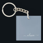 Dusty Blue Minimalistisch Modern Monogram Elegant Schlüsselanhänger<br><div class="desc">Einführen in unsere Dusty Blue Minimalistisch Modern Monogram Elegant Collection: Erhöhen Sie Ihren Stil mit schlichter Eleganz und zeitlosem Charme. Unsere Kollektion präsentiert minimalistische Designs in einer beruhigenden, staubblauen Farbe, die durch elegante Monogramme nach Ihrem Geschmack ergänzt wird. Von der edlen Schreibwaren bis hin zum vielseitigen Zubehör - jedes Stück...</div>