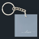 Dusty Blue Minimalistisch Modern Monogram Elegant Schlüsselanhänger<br><div class="desc">Einführen in unsere Dusty Blue Minimalistisch Modern Monogram Elegant Collection: Erhöhen Sie Ihren Stil mit schlichter Eleganz und zeitlosem Charme. Unsere Kollektion präsentiert minimalistische Designs in einer beruhigenden, staubblauen Farbe, die durch elegante Monogramme nach Ihrem Geschmack ergänzt wird. Von der edlen Schreibwaren bis hin zum vielseitigen Zubehör - jedes Stück...</div>