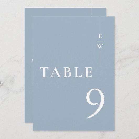 Dusty Blue Minimalistisch Modern Monogram Tischnum Einladung (Vorne/Hinten)
