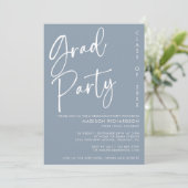 Dusty Blue Minimalistisch Script Graduation Party Einladung (Stehend Vorderseite)