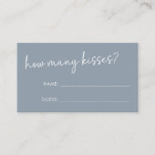 Dusty Blue Minimalistisch Script Wie viele Kisses  Begleitkarte (Vorderseite)