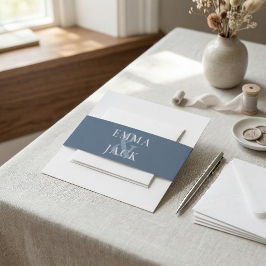 Dusty Blue Minimalistisch Serif Monogram Hochzeit Einladungsbanderole