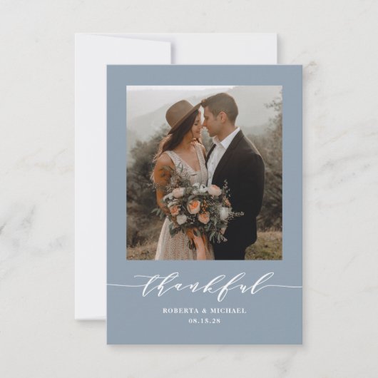 Dusty Blue Minimalistisch Thankful Script Wedding Dankeskarte (Vorderseite)