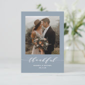 Dusty Blue Minimalistisch Thankful Script Wedding Dankeskarte (Stehend Vorderseite)