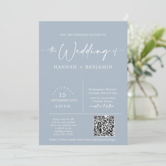 Dusty Blue Minimalistisch Wedding Arch QR Code Fot Einladung (Stehend Vorderseite)