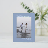 Dusty Blue Minimalistisch Wedding Foto Save the Da Ankündigungspostkarte (Stehend Vorderseite)