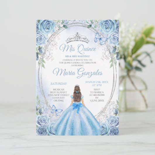 Dusty Blue Mis Quince Silver Floral Quinceañera Einladung (Stehend Vorderseite)