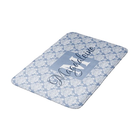 Dusty Blue mit Lace Damask Monogram & Name Badematte (Schrägansicht)