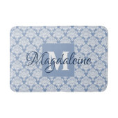 Dusty Blue mit Lace Damask Monogram & Name Badematte (Vorderseite)