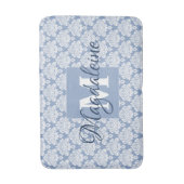 Dusty Blue mit Lace Damask Monogram & Name Badematte (Vorderseite Vertikal)