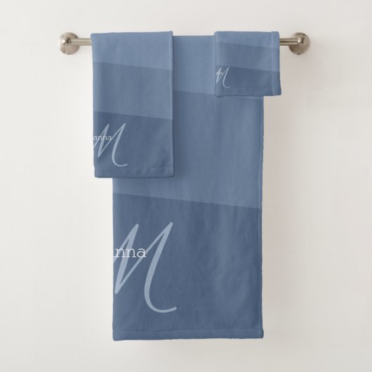 Dusty Blue Mit Monogramm Geometric Badhandtuch Set (Insitu)