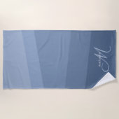 Dusty Blue Mit Monogramm Geometric Strandtuch (Vorderseite)