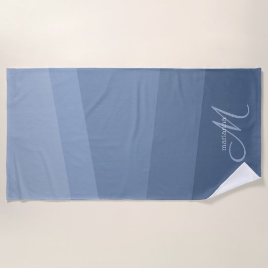 Dusty Blue Mit Monogramm Geometric Strandtuch (Vorderseite)