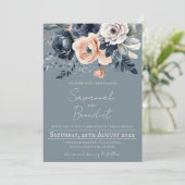 Dusty Blue mit Peach und Navy Wasserfarbe Floral Einladung (Stehend Vorderseite)