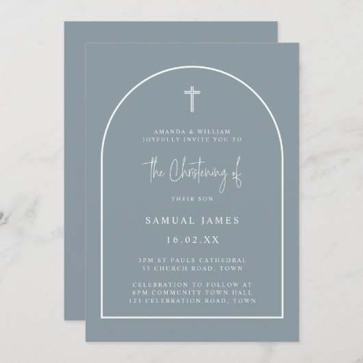 Dusty Blue Modern Arch Script Minimal Christening Einladung (Vorne/Hinten)