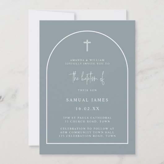 Dusty Blue Modern Arch Script Minimalistische Tauf Einladung (Vorderseite)