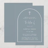 Dusty Blue Modern Arch Script Minimalistische Tauf Einladung (Vorne/Hinten)