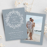 Dusty Blue Modern Boho Wildblume Wedding Foto Save The Date<br><div class="desc">Diese elegante Hochzeitskarte Save the Date mit Wildblumen Silhouette Kranz mit Ihrem Foto auf der Rückseite. Für eine weiter gehende Anpassung dieses Designs klicken Sie bitte auf den BUTTON BLAU DESIGN TOOL oben!</div>