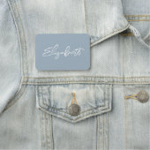 Dusty Blue Modern Brush Script Namensschild (Beispiel)
