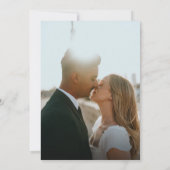 Dusty Blue Modern Calligraphy Script Foto Wedding Einladung (Rückseite)