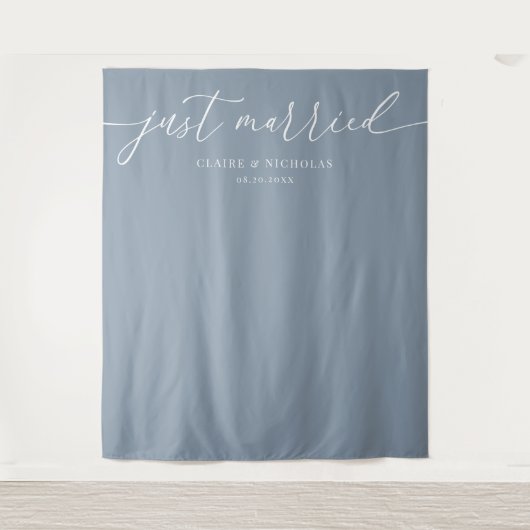 Dusty Blue Modern Elegant Just Married Wedding Wandteppich (Vorderseite)