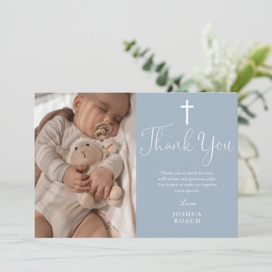 Dusty Blue Modern Elegant Script Taufe Dankeskarte (Stehend Vorderseite)