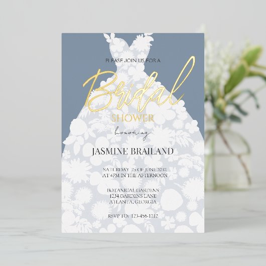 Dusty Blue Modern Floral Gown Brautparty Gold Folieneinladung (Stehend vorne)