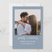 Dusty Blue Modern Foto Wedding Einladung (Rückseite)