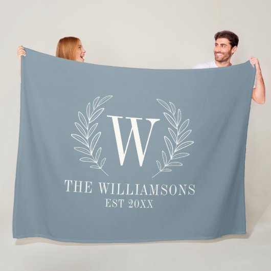 Dusty Blue Modern Laurel Leaf Monogram Fleecedecke (Beispiel)