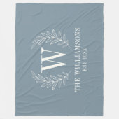 Dusty Blue Modern Laurel Leaf Monogram Fleecedecke (Vorderseite)