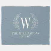 Dusty Blue Modern Laurel Leaf Monogram Fleecedecke (Vorderseite (Horizontal))
