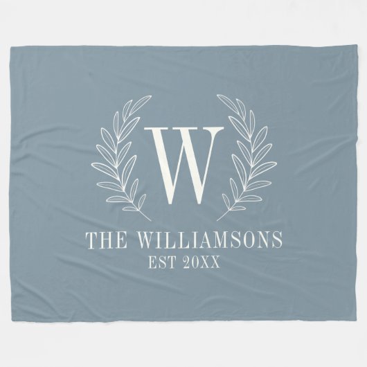 Dusty Blue Modern Laurel Leaf Monogram Fleecedecke (Vorderseite (Horizontal))