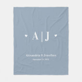 Dusty Blue Modern Minimal Newlywed Monogram Fleecedecke (Vorderseite)