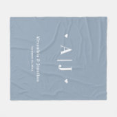 Dusty Blue Modern Minimal Newlywed Monogram Fleecedecke (Vorderseite (Horizontal))