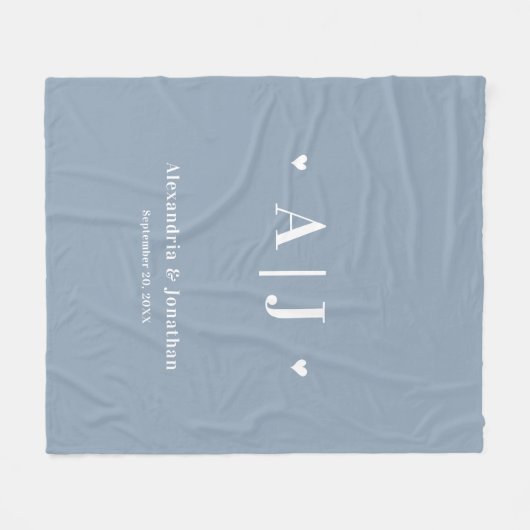 Dusty Blue Modern Minimal Newlywed Monogram Fleecedecke (Vorderseite (Horizontal))